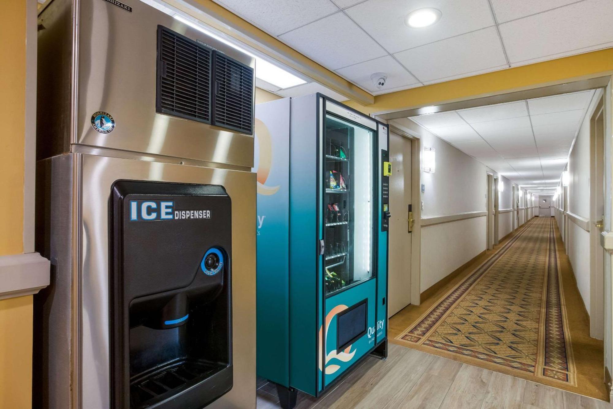Quality Inn Near Princeton Lawrence Екстериор снимка