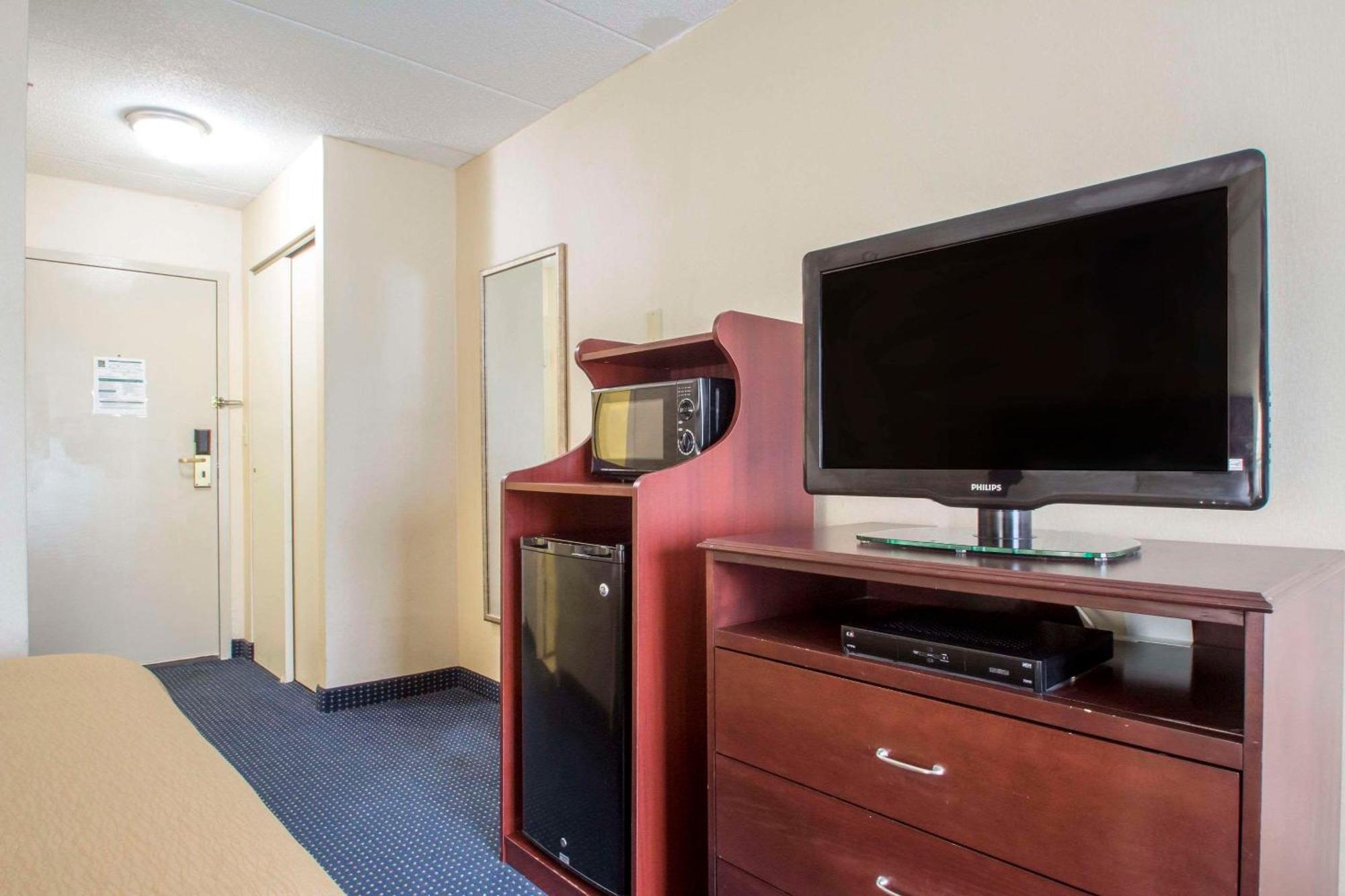 Quality Inn Near Princeton Lawrence Екстериор снимка