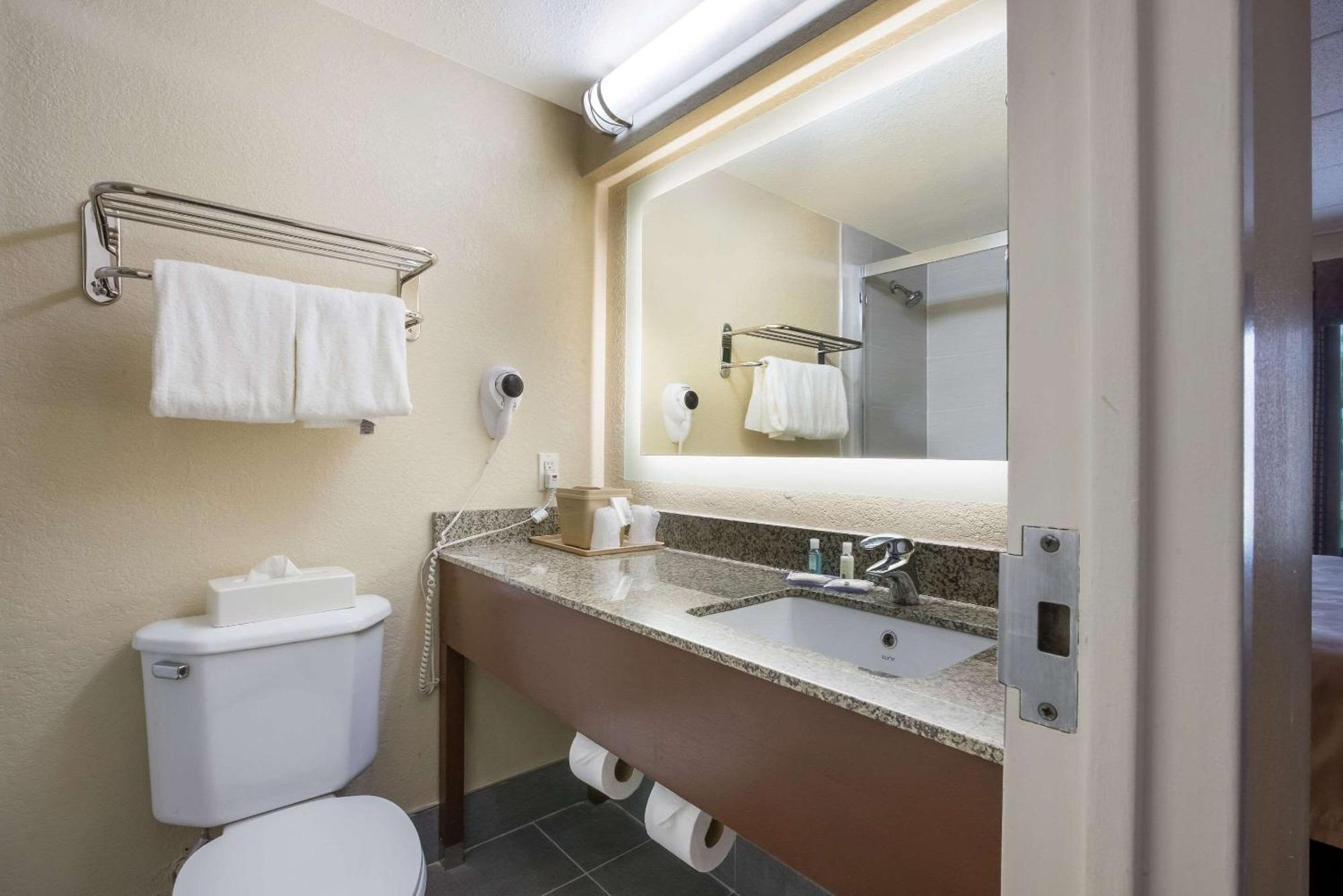 Quality Inn Near Princeton Lawrence Екстериор снимка