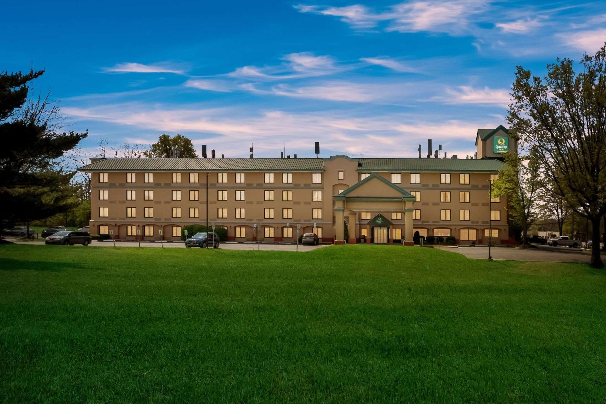 Quality Inn Near Princeton Lawrence Екстериор снимка